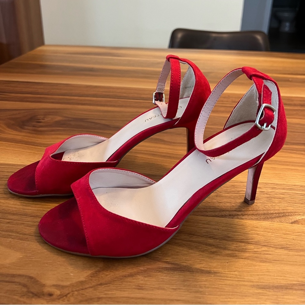 LE CHÂTEAU - Red Velvet Heels - Size 7